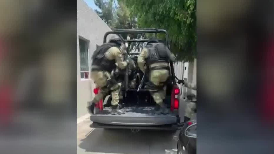 Grupo de 70 personas intentan evitar el traslado de presuntos delincuentes en el Estado de México