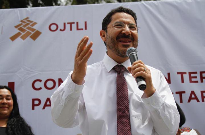 Martí Batres entrega obras.