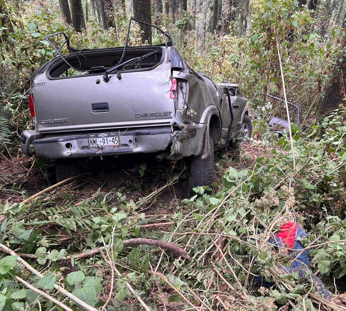 Mueren 2 tras caer camioneta en barranco de Zinacantepec