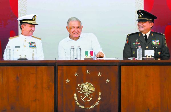 El Presidente flanqueado por el almirante secretario y el general Luis Cresencio Sandoval. Especial