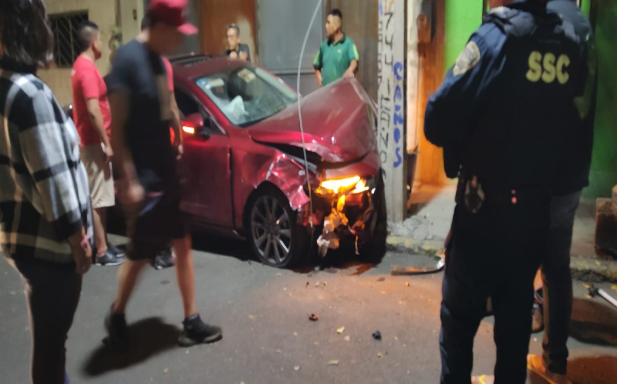 Choque de automovilista contra vía publica (Especial)