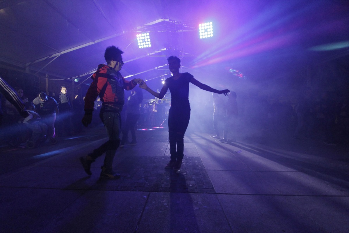 Pareja bailando en un baile sonidero en la colonia Martín Carrera, Ciudad de México. De Ederl.mx - Trabajo propio, CC BY-SA 4.0