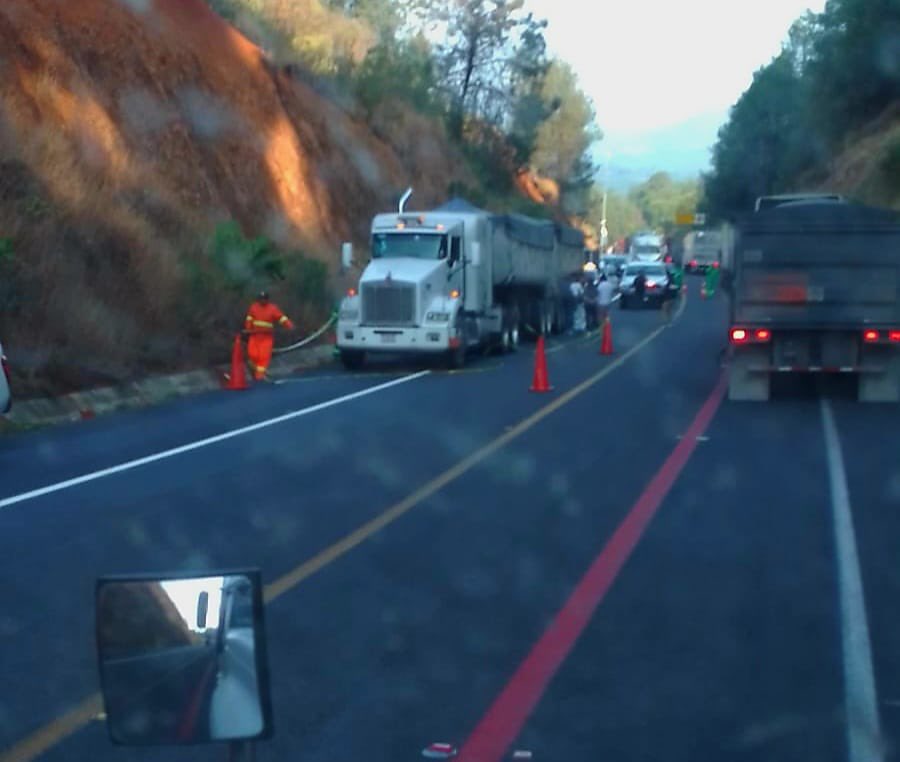 Tráiler en autopista Siglo XXI. (Especial)