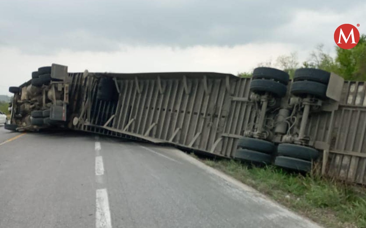 La volcadura ocurrió sobre la cinta asfáltica a la altura del kilómetro 100 de la citada carretera, en el municipio de Villagrán.