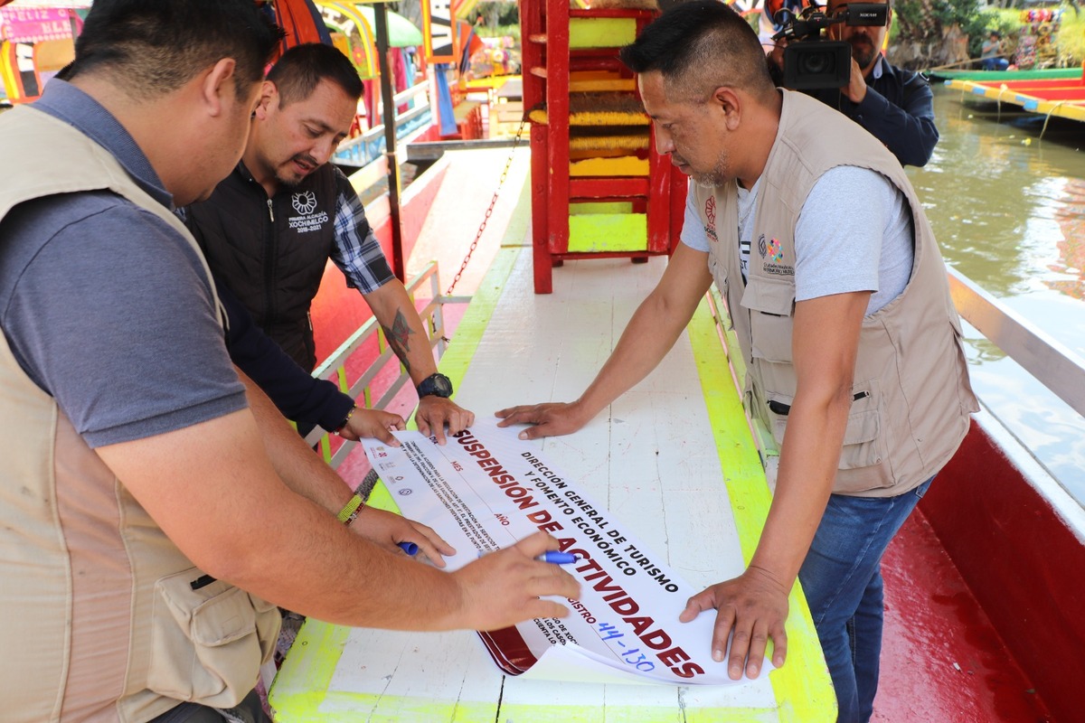 Colocan sellos de suspensión de actividades en trajinera de Xochimilco | Especial