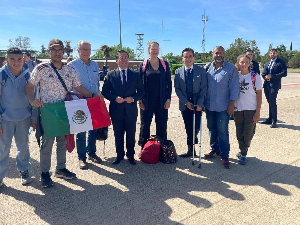 Cinco mexicanos llegan a Madrid tras ser evacuados de Sudán | Twitter @m_ebrard