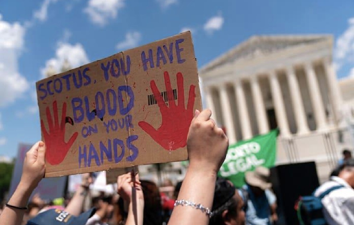 Pancarta dirigida a la Corte Suprema de Justicia de Estados Unidos (EFE)