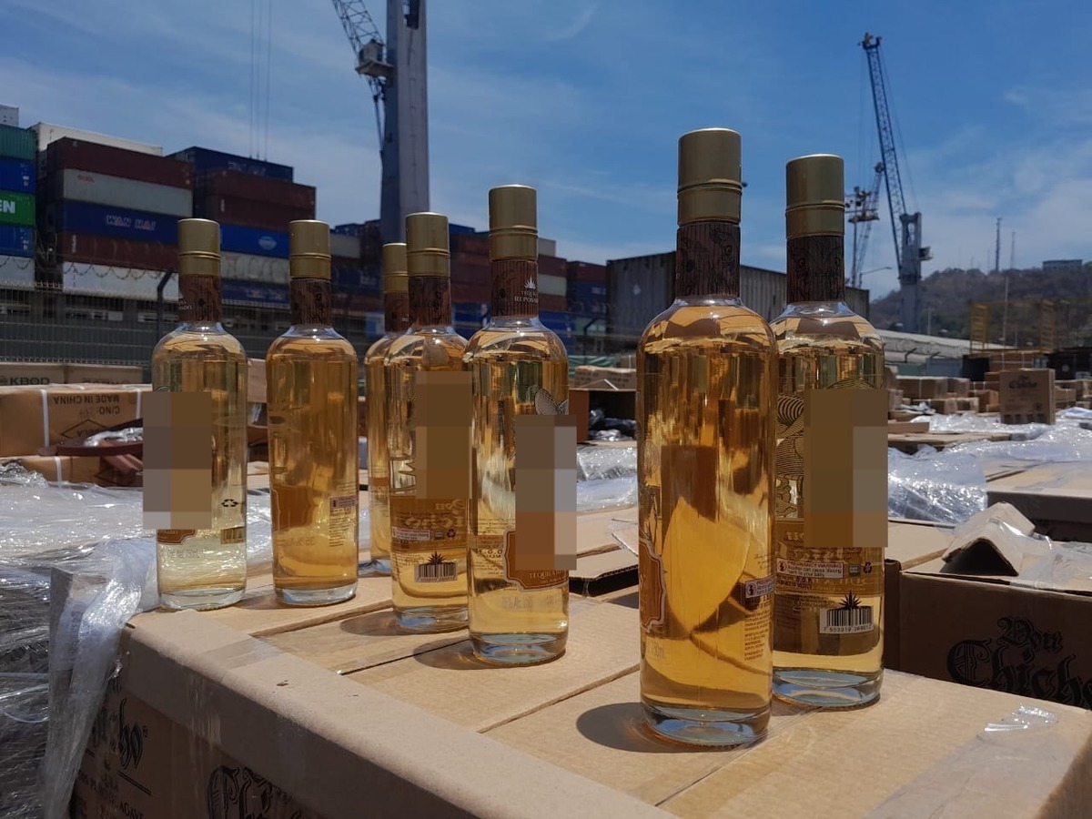 Tequila decomisado. (Especial)