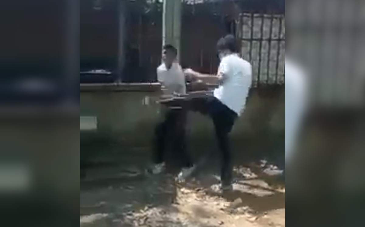 El estudiante de secundaria recibió al menos tres patadas por parte del agresor. | Especial