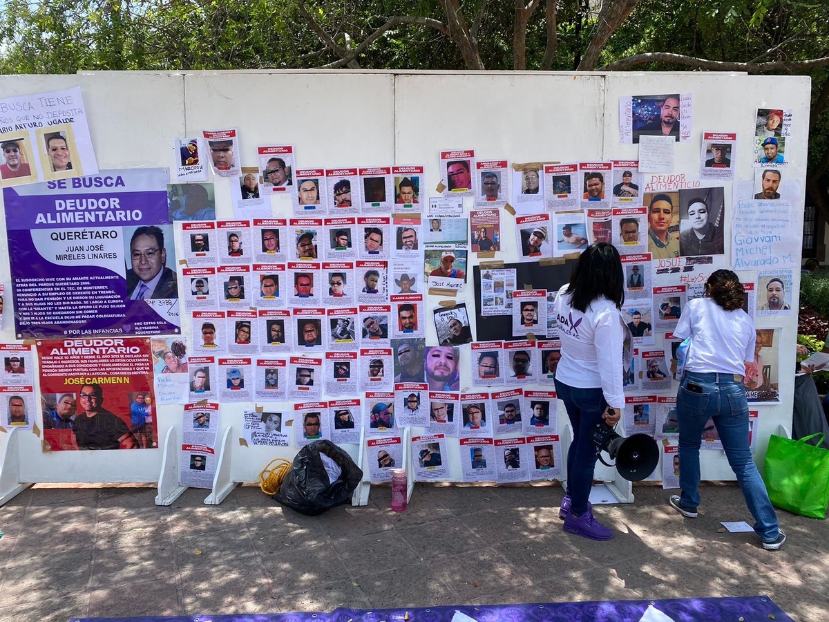 Los deudores fueron expuestos en tendederos. (Estrella Álvarez)
