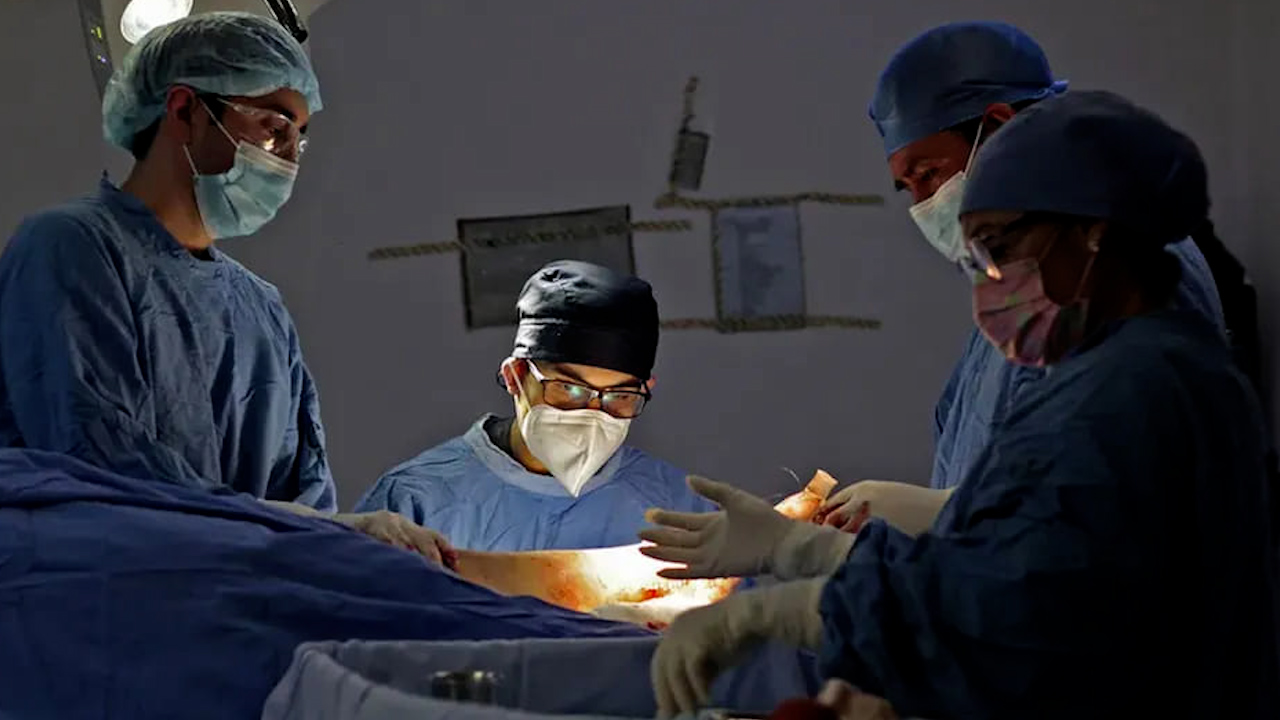 Médicos del ISSSTE de Acapulco realizan cirugía sin luz ante la falta de energía eléctrica