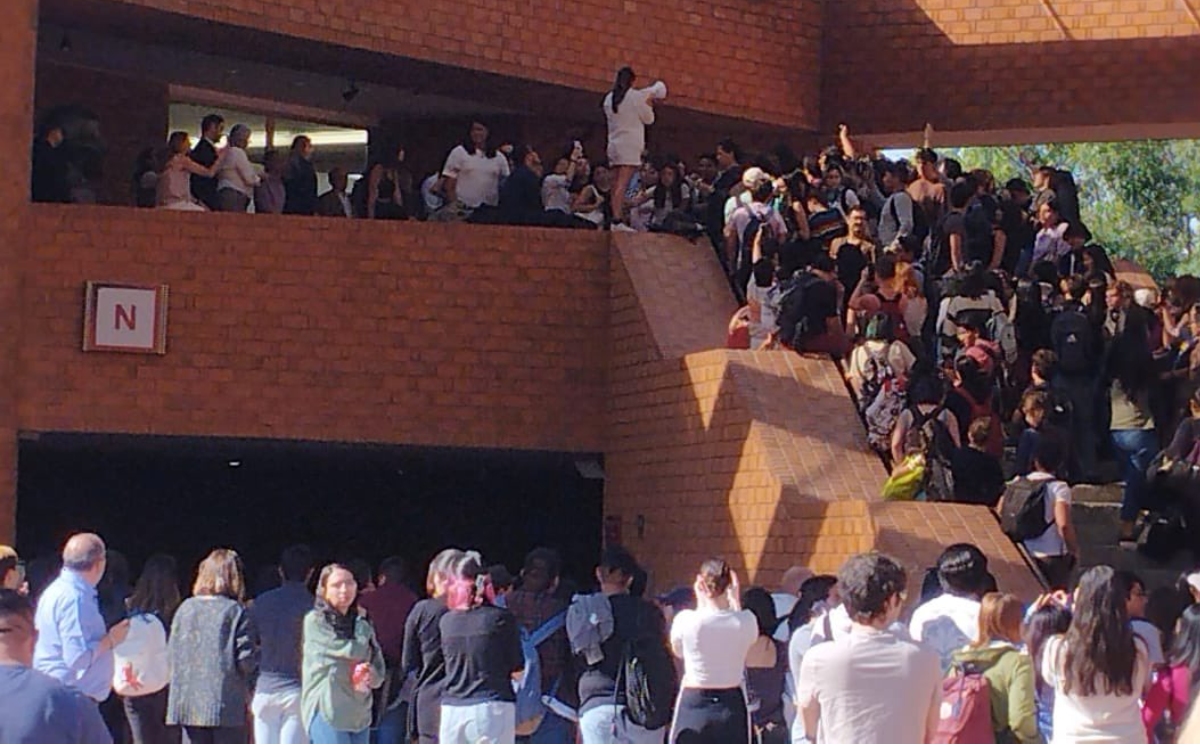 Protestas en la Ibero. (@semevaelojo)