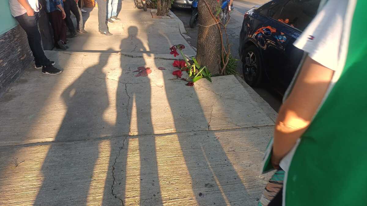 Los sujetos quedaron heridos en la banqueta. (Aarón Tagle)
