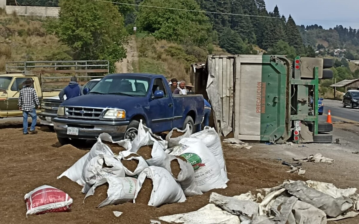 Tráiler volcado en la libre México-Toluca