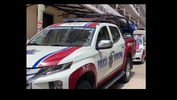 Autoridades acudieron a resguardar el hotel ubicado en la zona Romántica del Puerto. (Especial)