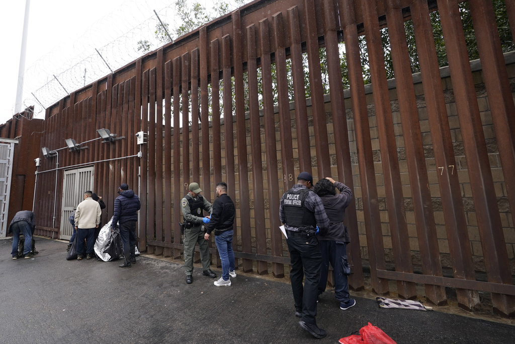 Las autoridades de migración de Estados Unidos dicen que están al límite de sus recursos. | AP