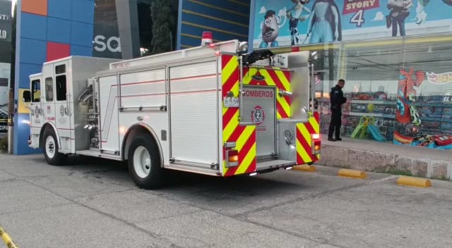 Bomberos atendieron el incendio en el local de avenida Patria en Zapopan (Juan Carlos Munguía)