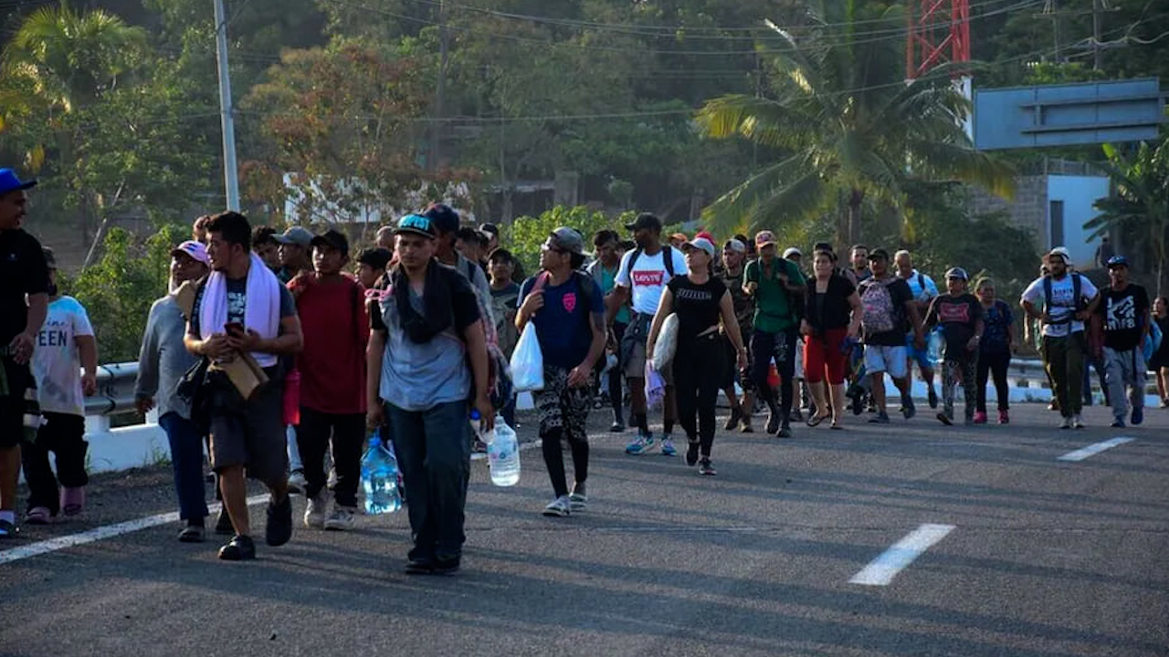 Caravana migrante pernoctará en Villa de Comaltitlán, Chiapas