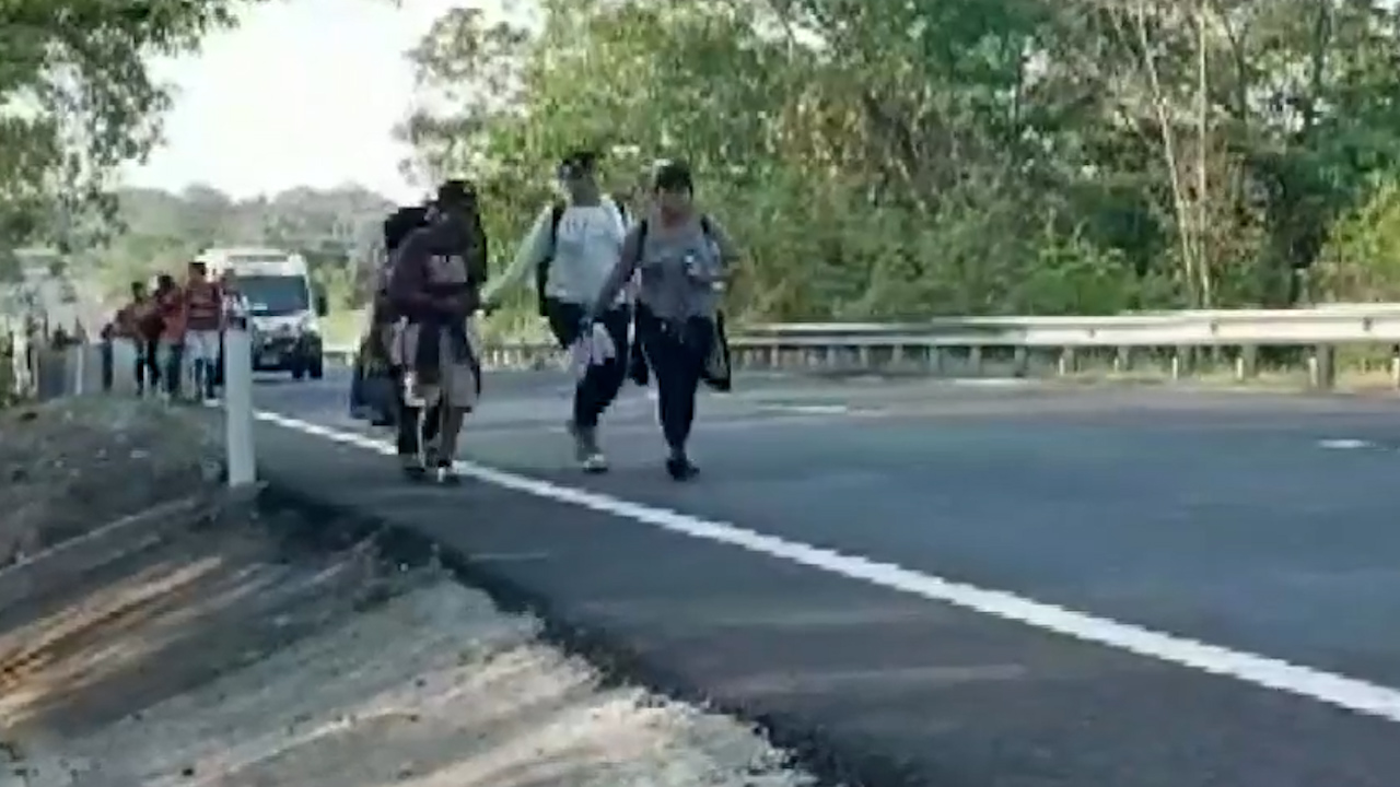 Caravana migrante realiza minuto de silencio por compañero fallecido, sale rumbo a Villa Comaltitlán