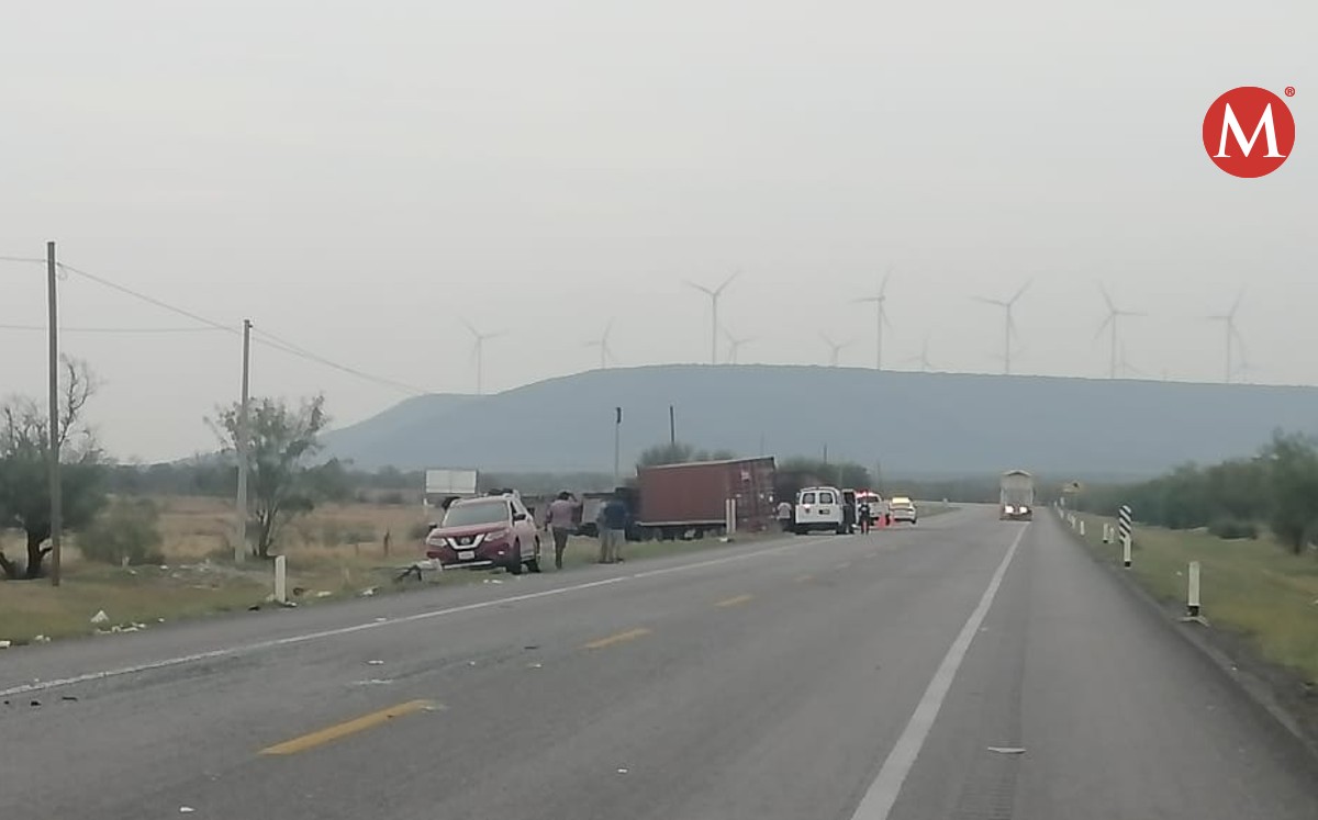 Choque entre autobús foráneo y tráiler en carretera Victoria-Zaragoza