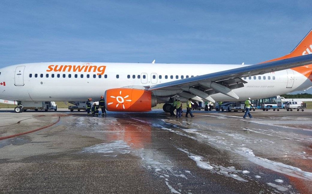 En Cuba, avión de pasajeros aterriza de emergencia tras despegar. | Facebook /Pedro Rizo