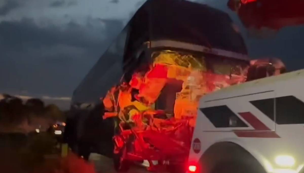 El autobús quedó completamente destruido. (Fernando Cruz)