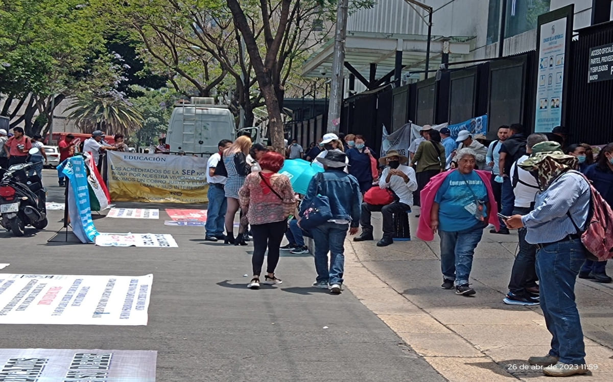 Como forma de presión cerraron la calle de Madrid a partir de la avenida de Los Insurgentes. / César Velázquez
