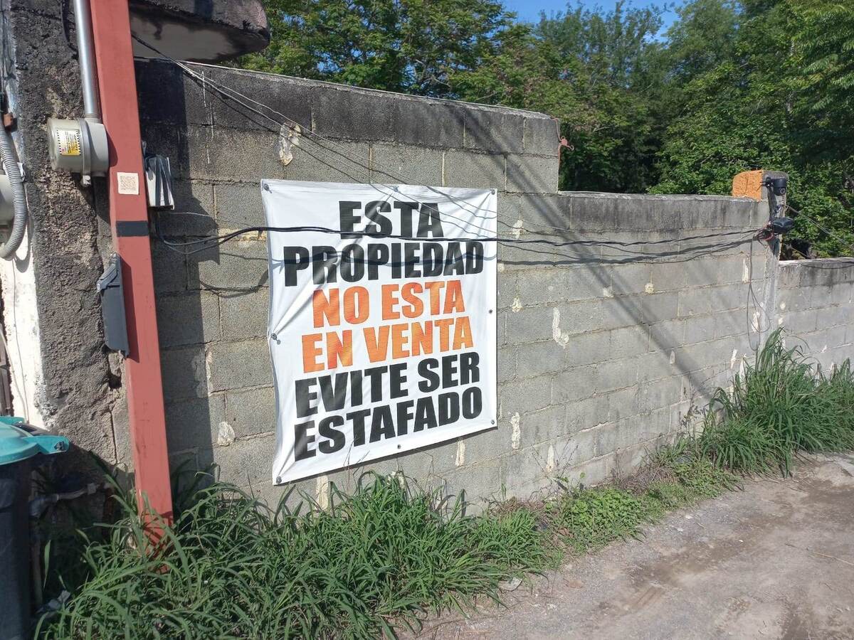 Algunas personas han recurrido a poner mantas para aclarar que las propiedades no están en venta. José Luis Marroquín