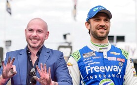 Pitbull elogia al piloto mexicano de NASCAR, Daniel Suárez (Especial)
