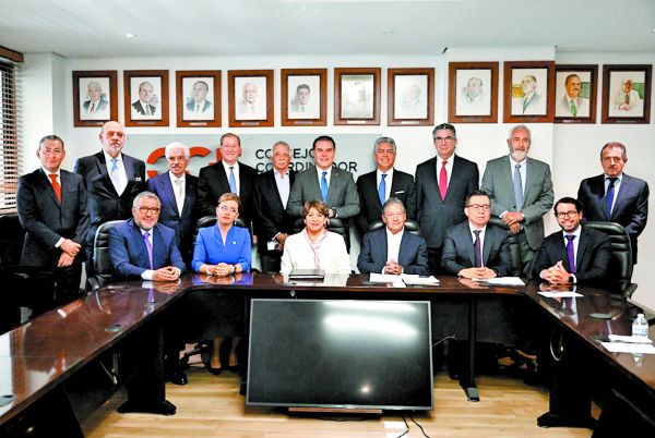 La ex titular de la SEP federal con integrantes de la IP. especial