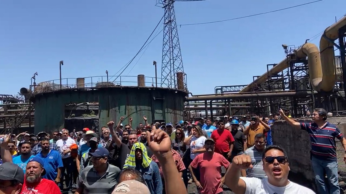 Trabajadores se manifiestan en Coquizadora de AHMSA. | Especial