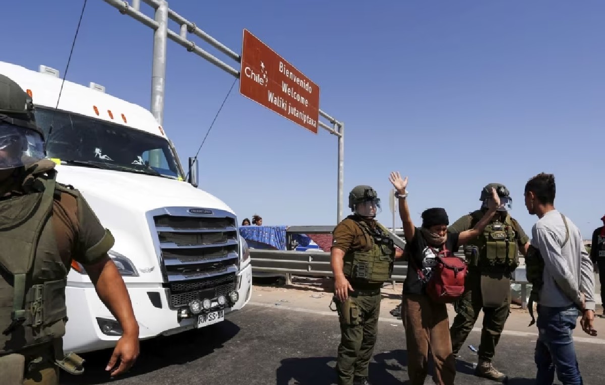 Autoridades detienen a mujer migrante en frontera de Chile (Reuters)