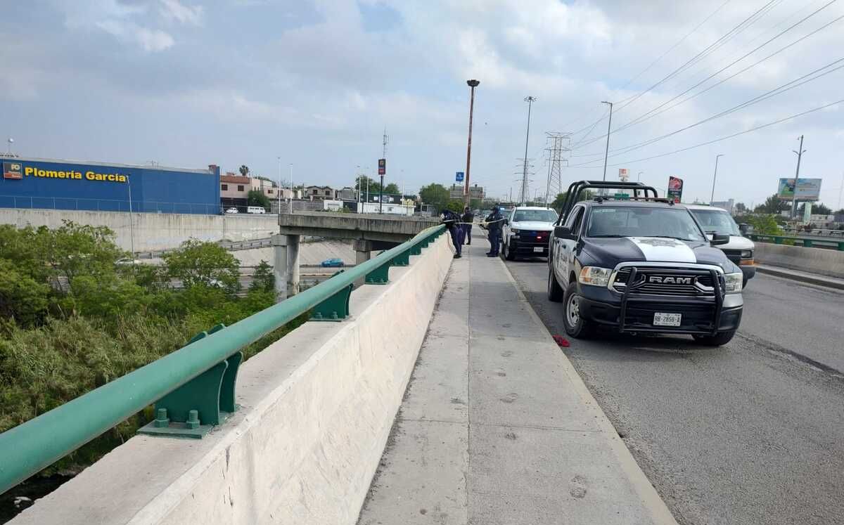 El despliegue policiaco se registra en el puente López Mateos enel lecho del río Santa Catarina | Agustín Martínez