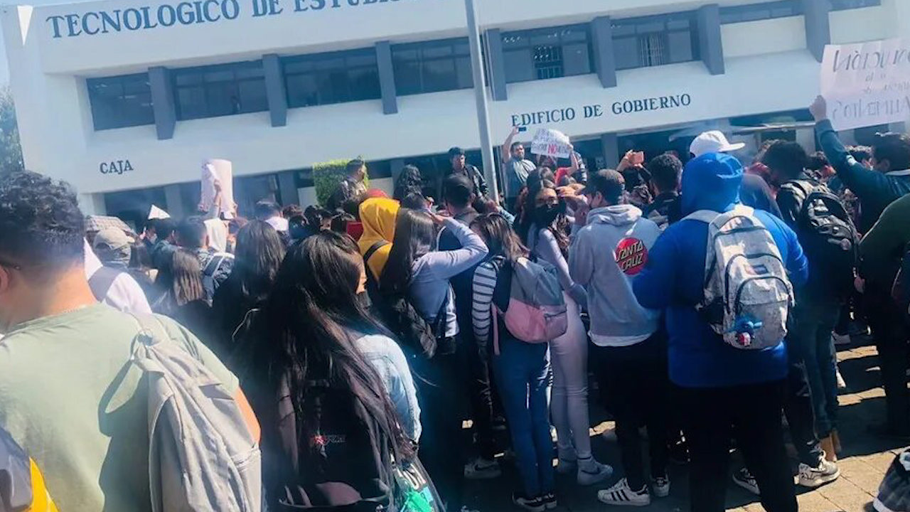 Estudiantes del TESCI se manifiestan en Cuautitlán Izcalli, exigen destitución de directora
