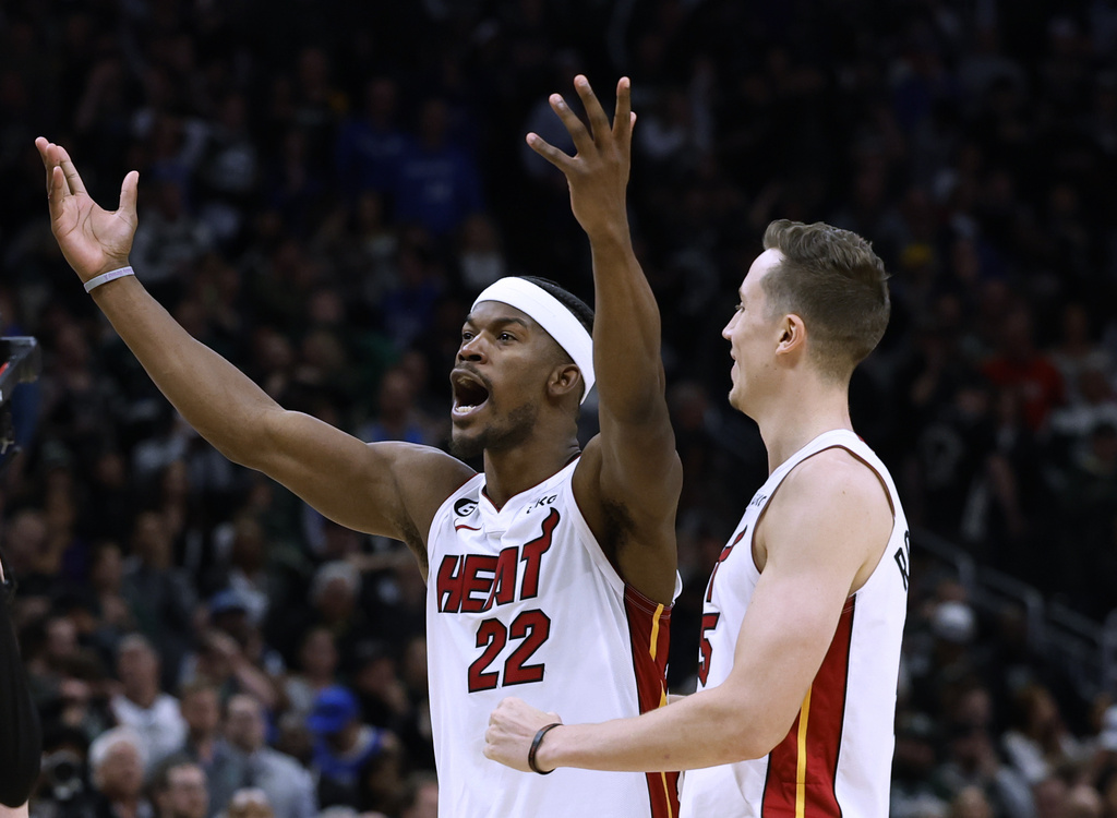 Jimmy Butler festeja en los últimos segundos del duelo de playoffs en que su equipo eliminó a los Bucks de Milwaukee | AP