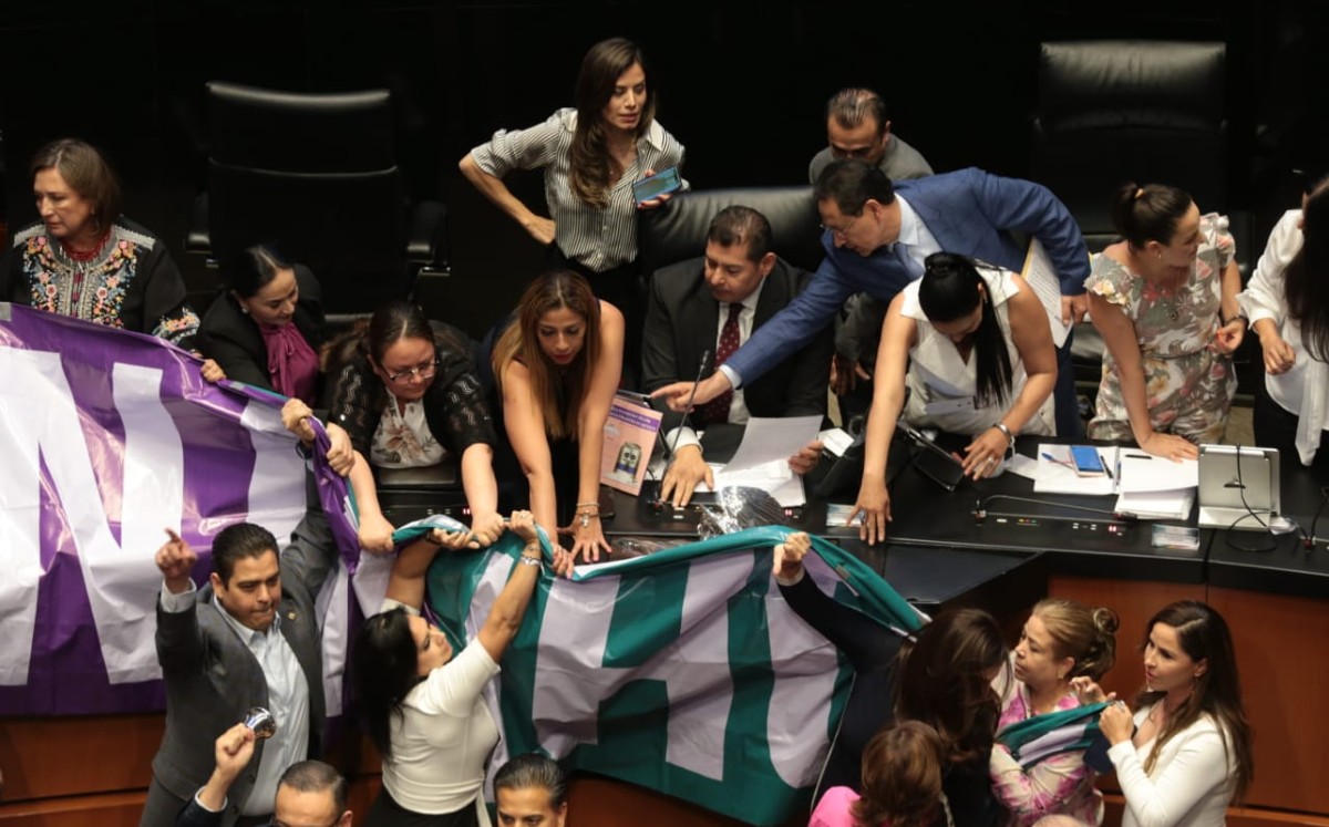 Panistas toman tribuna del Senado tras no lograrse designación de comisionado del INAI. | Jesús Quintanar