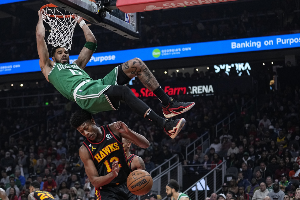 El dominicano Al Horford, de los Celtics de Boston, encesta frente a los Hawks de Atlanta | AP