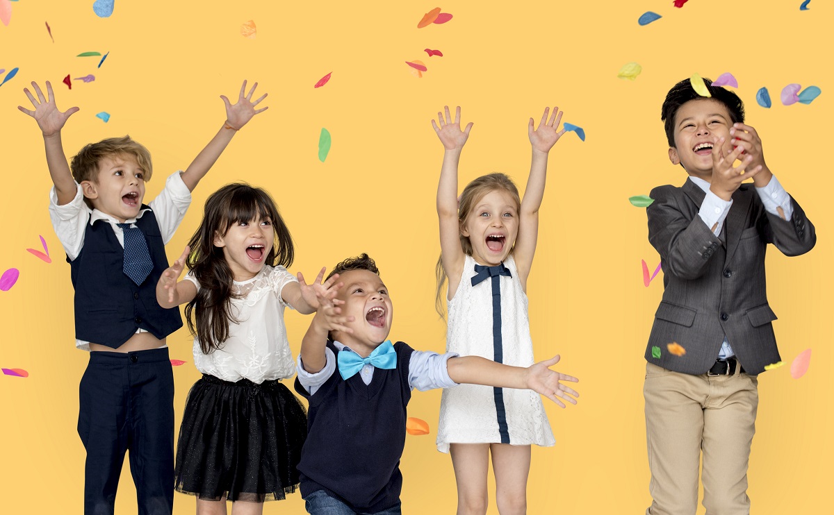 Esta fecha recuerda la importancia de ver por las infancias. (freepik.es)