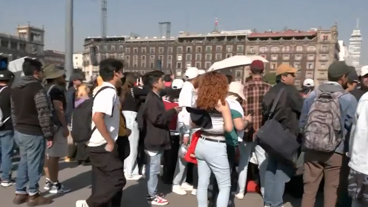 Fans de Rosalía madrugaron apartando lugares para concierto de hoy en el Zócalo de CdMx