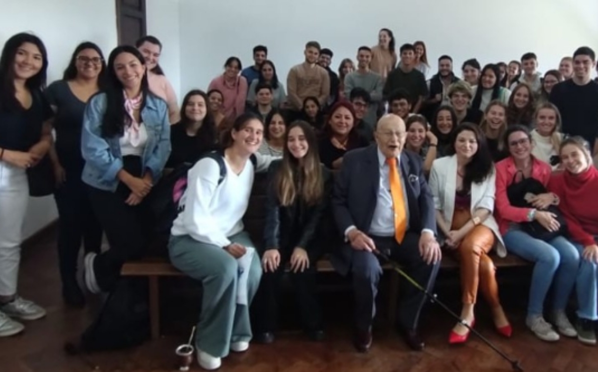 Hombre de 86 año se recibe como abogado y compañeros lo festejan. (@OteroVero84)