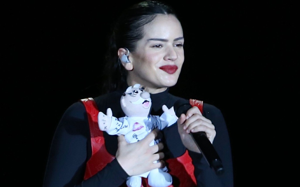 La cantante con el peluche | Ariel Ojeda