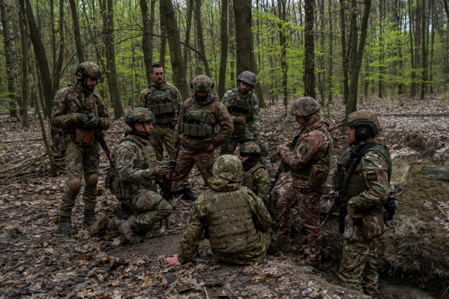 Miembros de la Brigada Bureviy de la Guardia Nacional de Ucrania participan en un ejercicio militar en la región de Kiev | AP