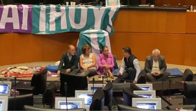 Senadores en plantón | Captura