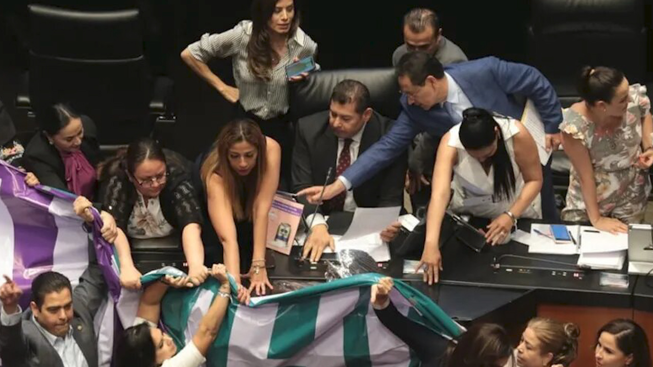 Senadores de oposición arman pijamada, protestan por falta de comisionados del INAI