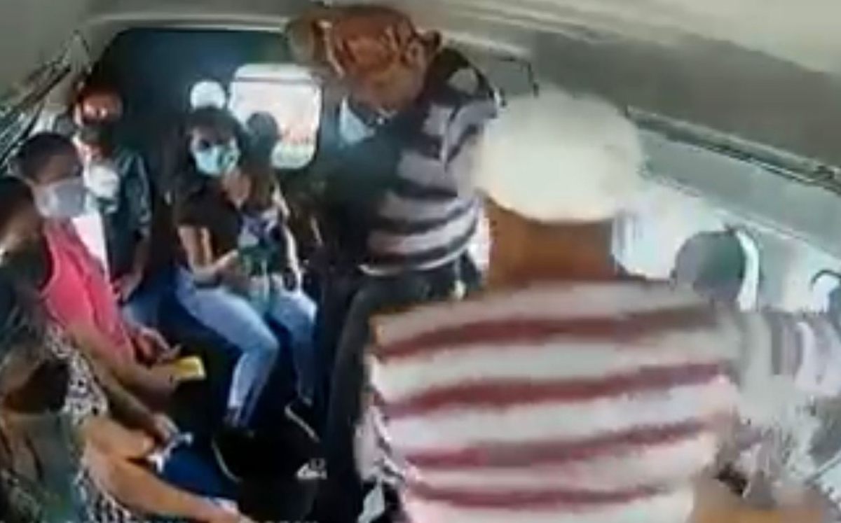 "Vendedores de dulces" obligan a pasajeros de combi a comprar sus productos en Cuautitlán, Edomex. Especial