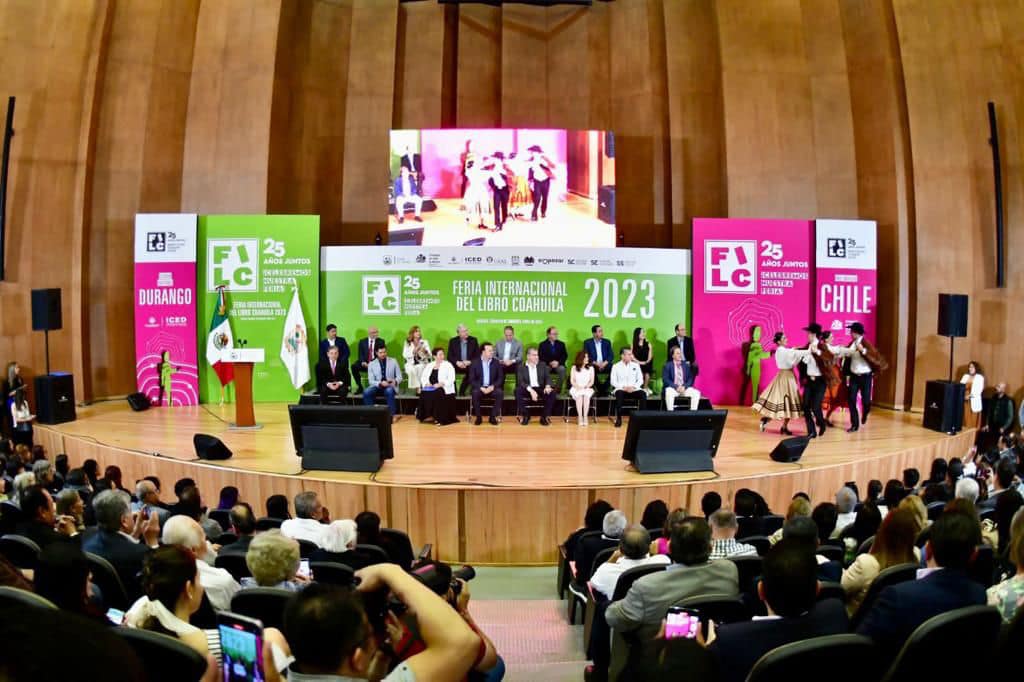 En el auditorio de esta casa de estudios, fueron presentados bailables estilo norteño de Nuevo León. | Especial