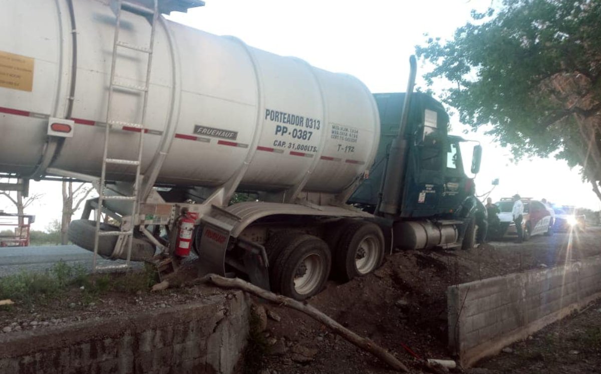Conductor de tráiler se detiene a comer y casi se vuelca