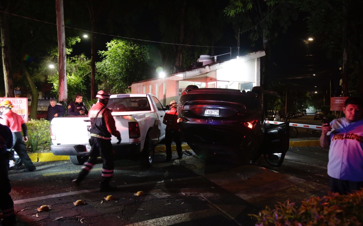 La conductora se negó a salir del vehículo, tras advertir a los policías que esperaría a su abogado. / Enrique Luna