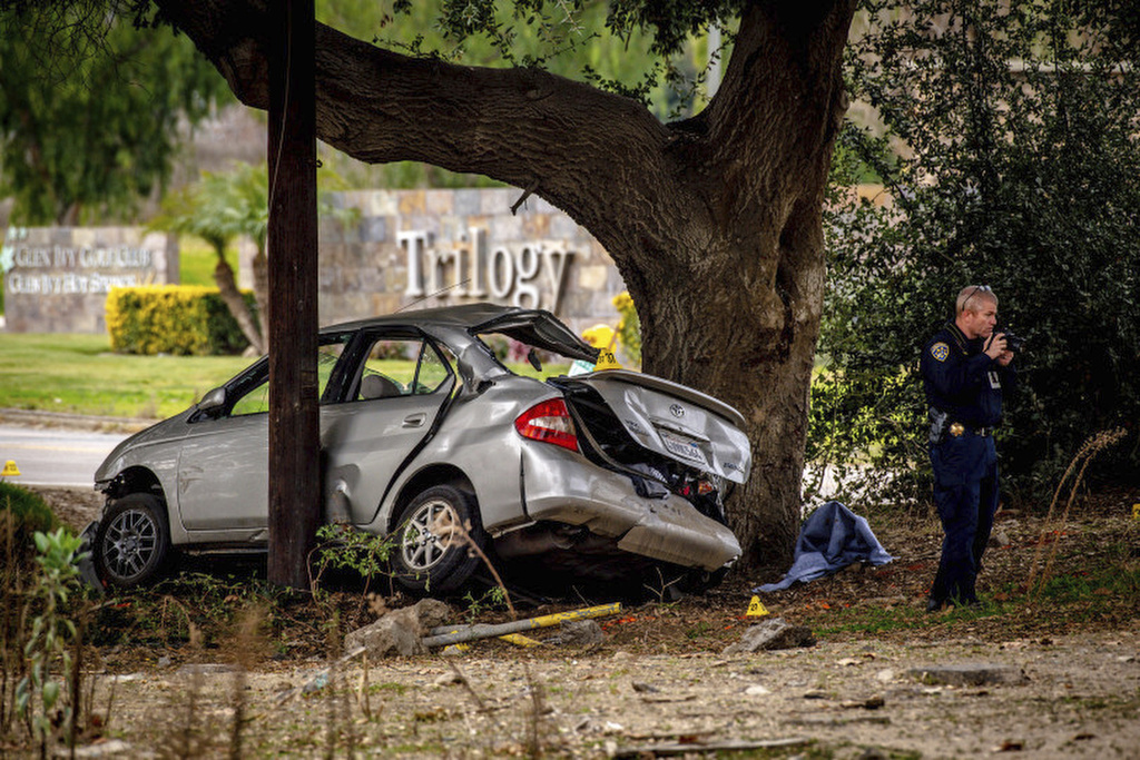 El hombre chocó intencionalmente su auto contra el de los jóvenes. (AP)