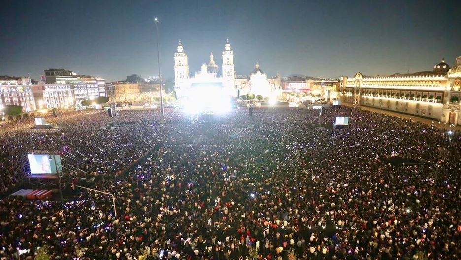 Al menos 160 mil personas asistieron al concierto de Rosalía en Zócalo de CdMx